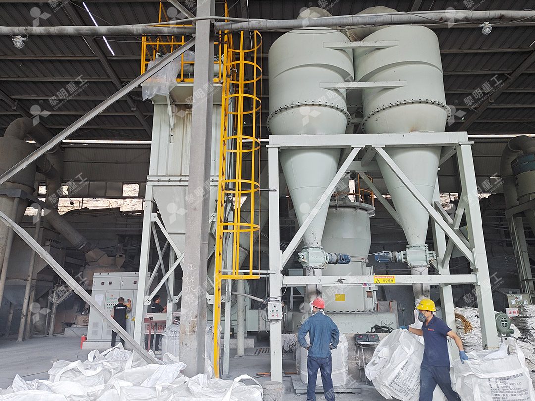 黎明重工工程师在现场指导设备安装与调试工作